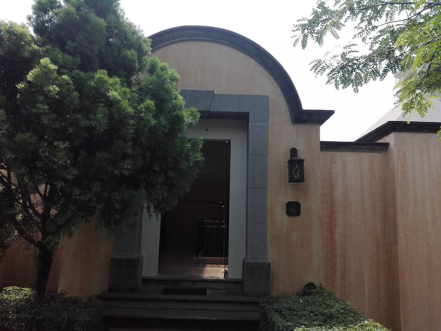 Entrada principal a la Villa