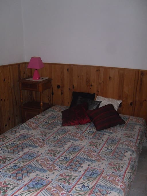 chambre avec un lit double.