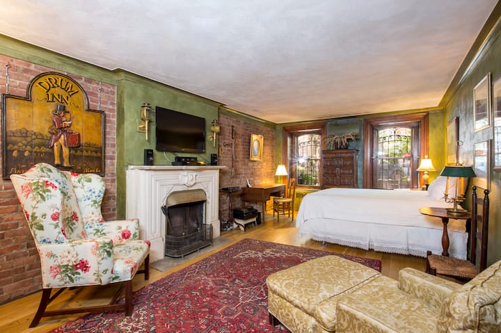 Ďalšia veľká spálňa s manželskou posteľou Queen, veľkým šatníkom a televízorom s plochou obrazovkou. Žltá kúpeľňa má vlastnú kúpeľňu s touto spálňou. 