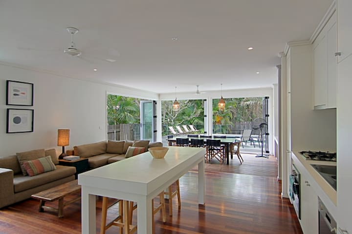 Byron Bay Accom – Lantana – 77 Butler St gallery image 2