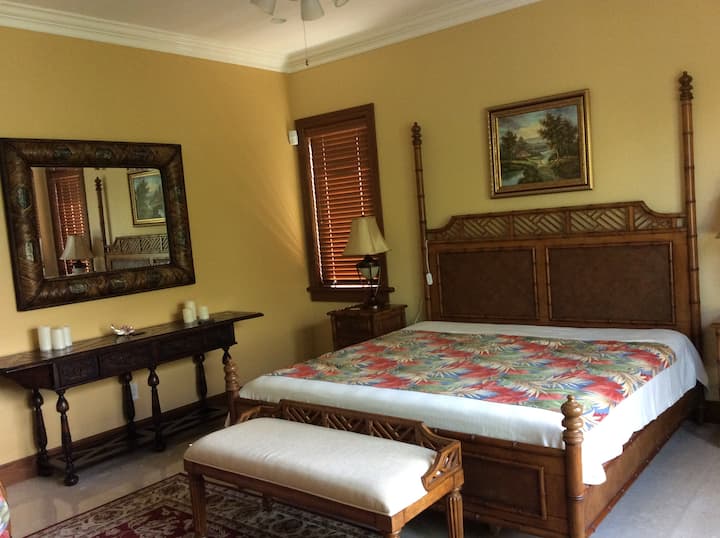 غرفة نوم رئيسية ، سرير بمقاس كبير