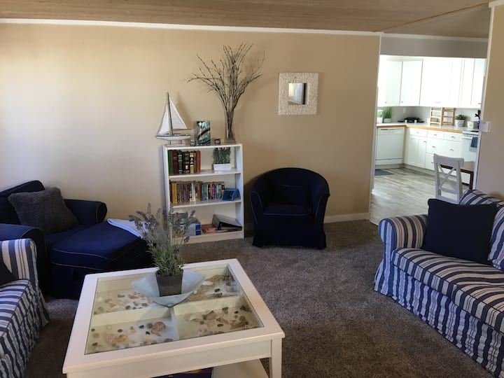 2 Min Walk To Sand! Across St. From Park & River! - Seaside, OR