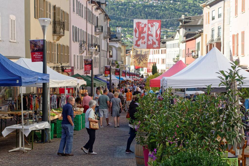 Marché de la vieille ville de Sion, tous les vendredis, à 5km.