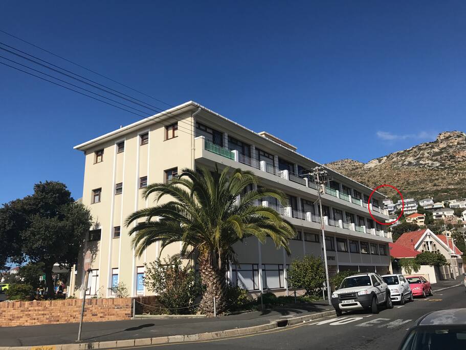 Safe apartment building, 1 block from the beach