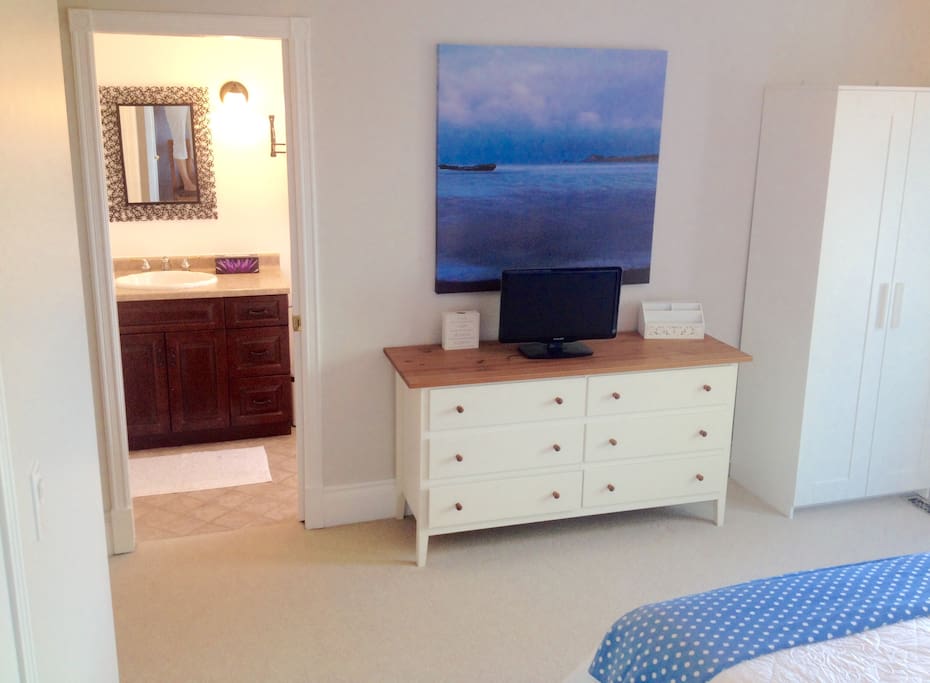 Queen bedded room en-suite. Sleeps 2/3 guests