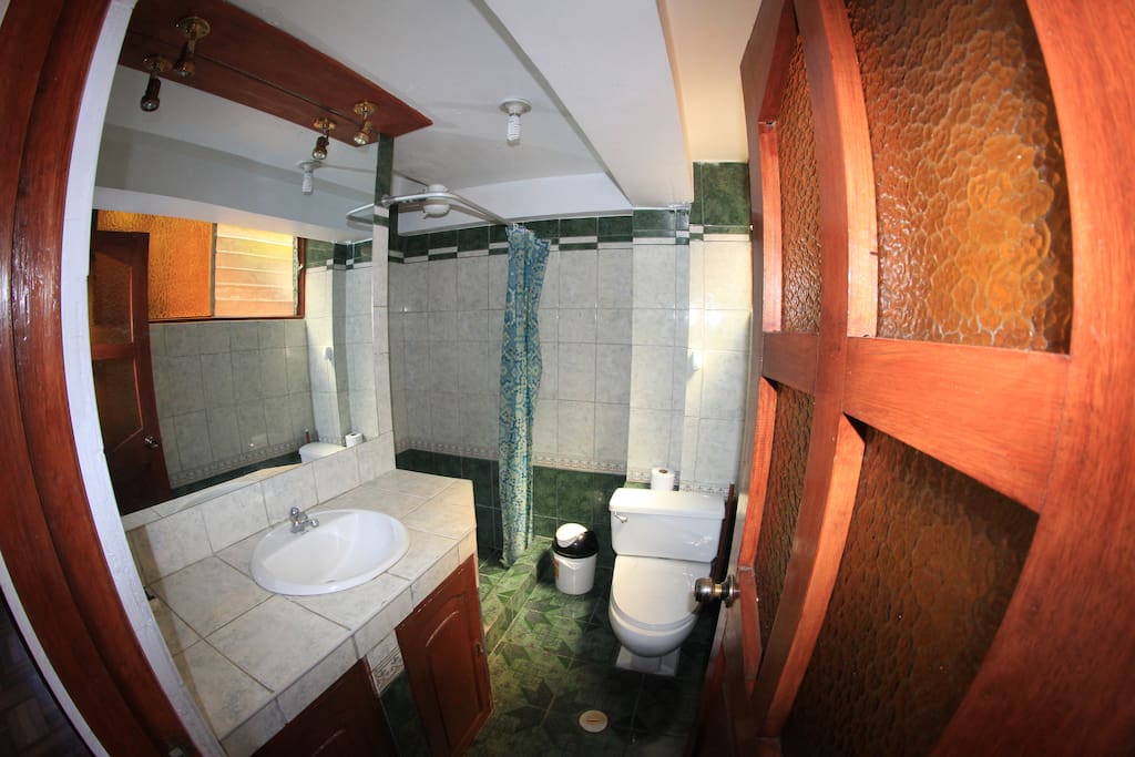 Baño de habitación 201.