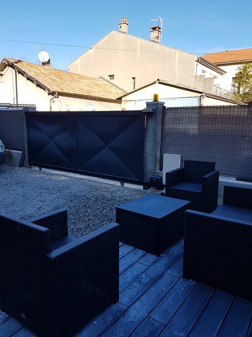 Terrasse. Table et chaises et salon de jardin. Parking fermé par portail électrique.