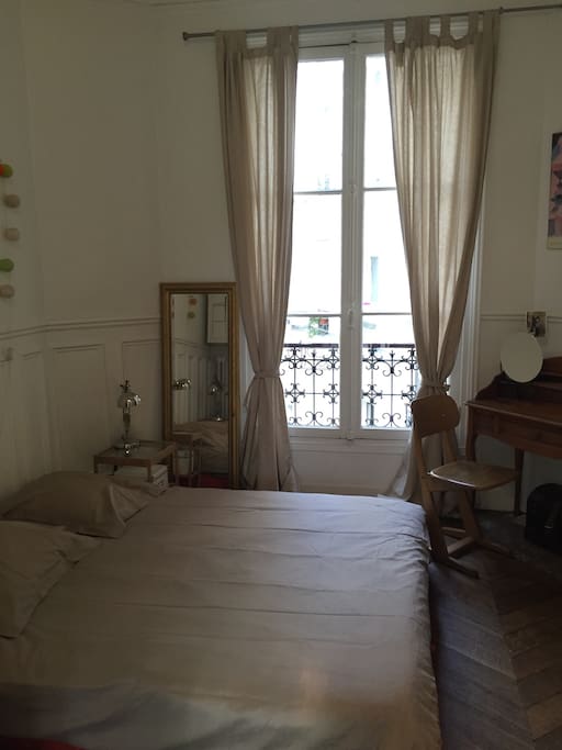 Avec petit bureau et nombreux rangements...