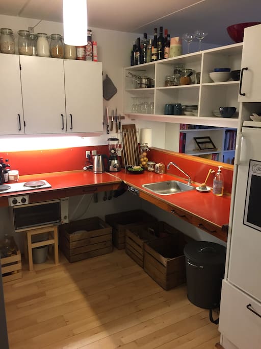 Stylish kitchen ;) has everything you need and good room for it too