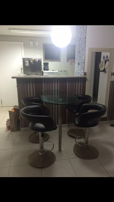 Cozinha, com mesa de refeições.