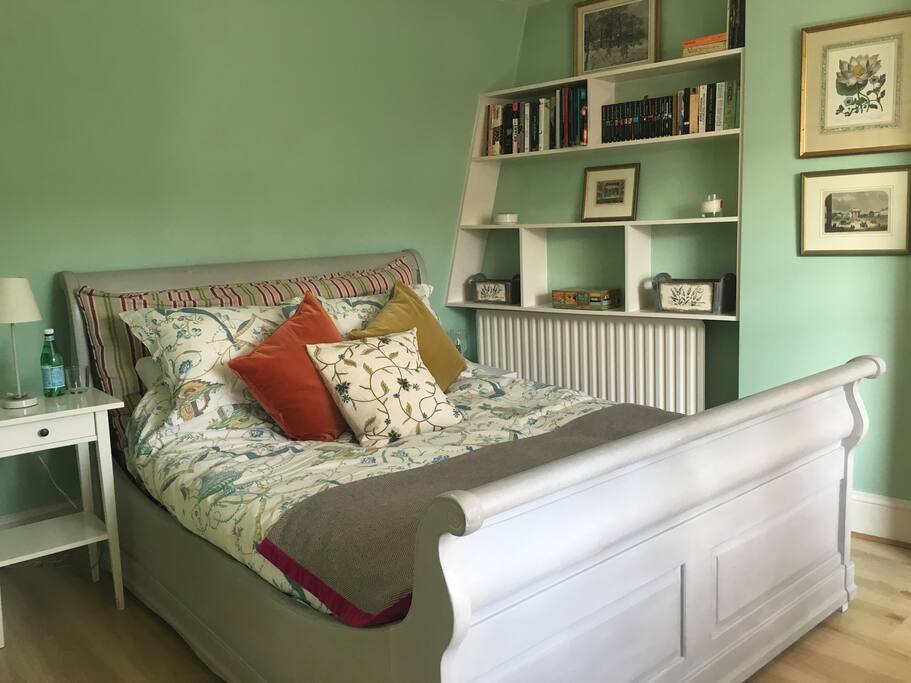 The Green Room is a Double Room in a quiet spot upstairs in the cottage.