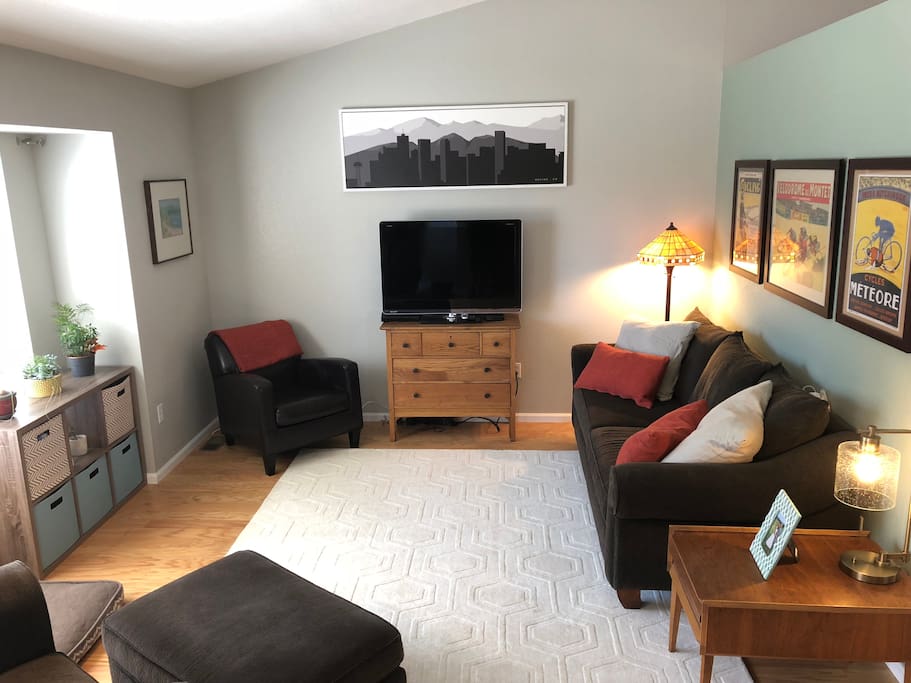 Bright, open comfortable main level living room with vaulted ceilings, comfortable furniture and cable TV
