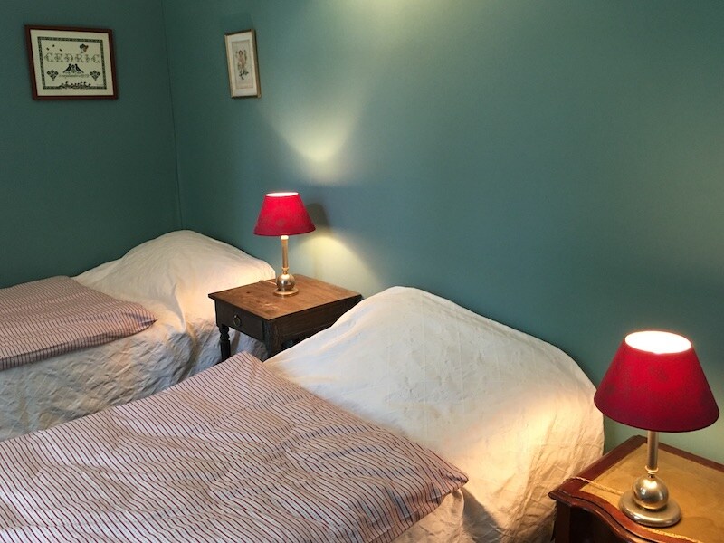 Modrá izba s oddelenými posteľami je ideálna pre dve deti. Okno na parkovanie.