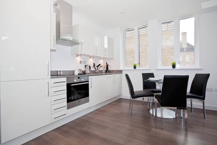 Stunning 2bed 2bath Shoreditch gallery image 3