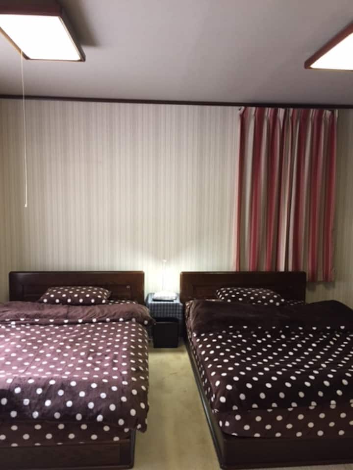 Spálňa na poschodí.2 jednolôžkové postele