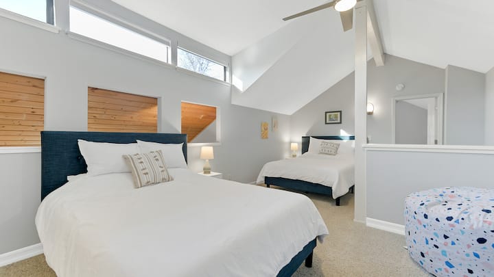 Quinto dormitorio con una cama tamaño queen y un sofá cama extraíble. Este dormitorio loft es muy grande y luminoso. Tiene dos grandes bolsas de frijoles y varios juegos. Esto está en el segundo piso . 