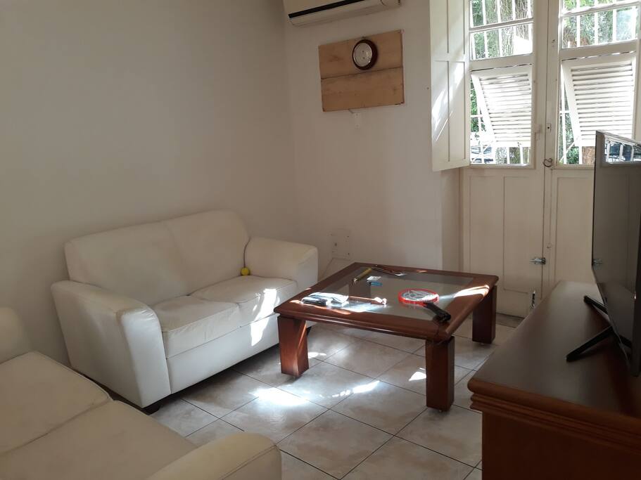 tv room • sala de tv
