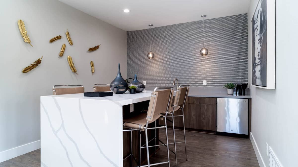 RGVtYW5kUGljdHVyZToxOTQzMTgxMzgw