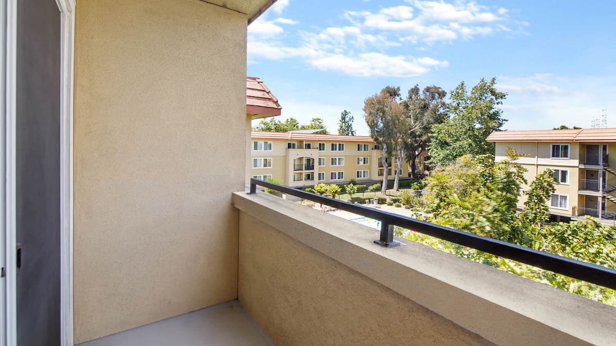 , an Airbnb-friendly apartment in Burlingame, CA