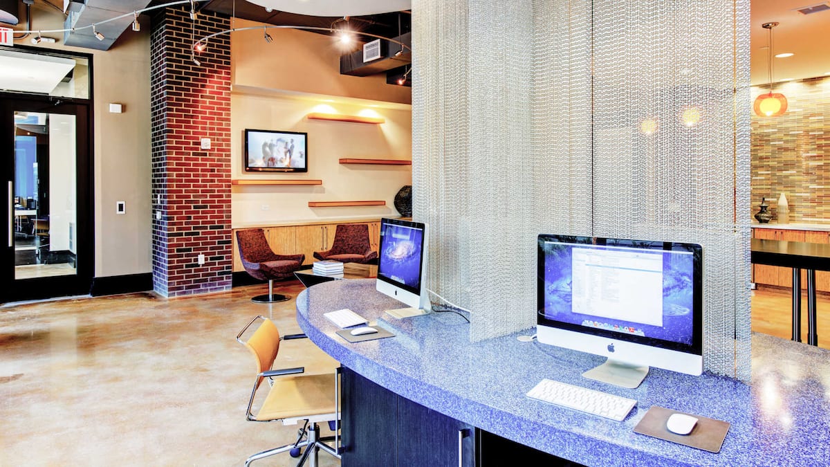 RGVtYW5kUGljdHVyZToxOTUxNTkyNDU2