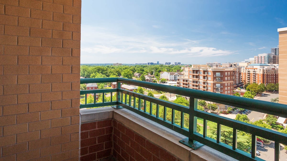 , an Airbnb-friendly apartment in Arlington, VA