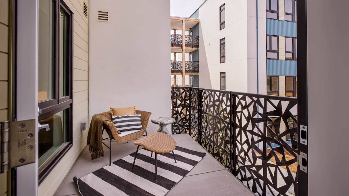 , an Airbnb-friendly apartment in Alameda, CA