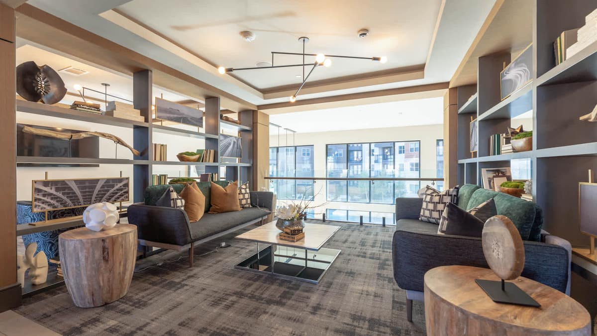 RGVtYW5kUGljdHVyZToxOTUxOTgxMzMw