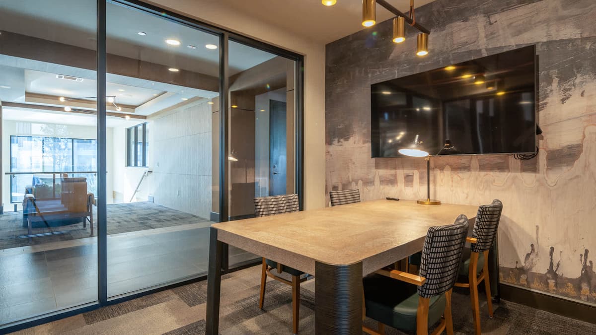 RGVtYW5kUGljdHVyZToxOTUxOTgxMzIx