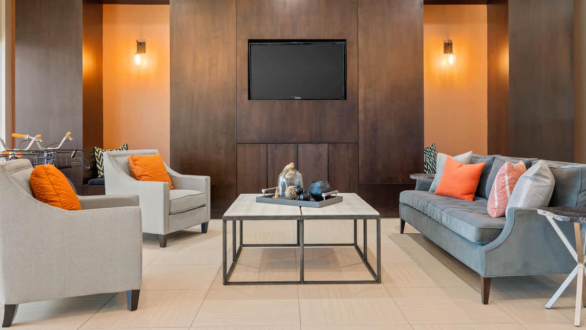 RGVtYW5kUGljdHVyZToxOTgzOTg0MDU2