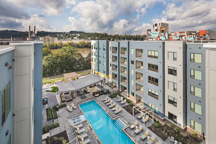 RGVtYW5kUGljdHVyZToyNDQ2MzA0OTY4