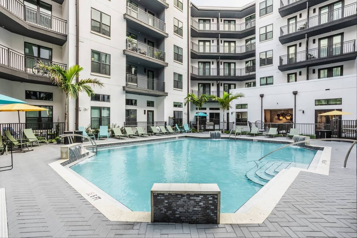 earn-in-lector-85-an-airbnb-friendly-apartment-building
