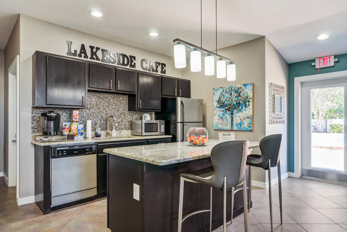 RGVtYW5kUGljdHVyZToxOTc2MzUxOTUw