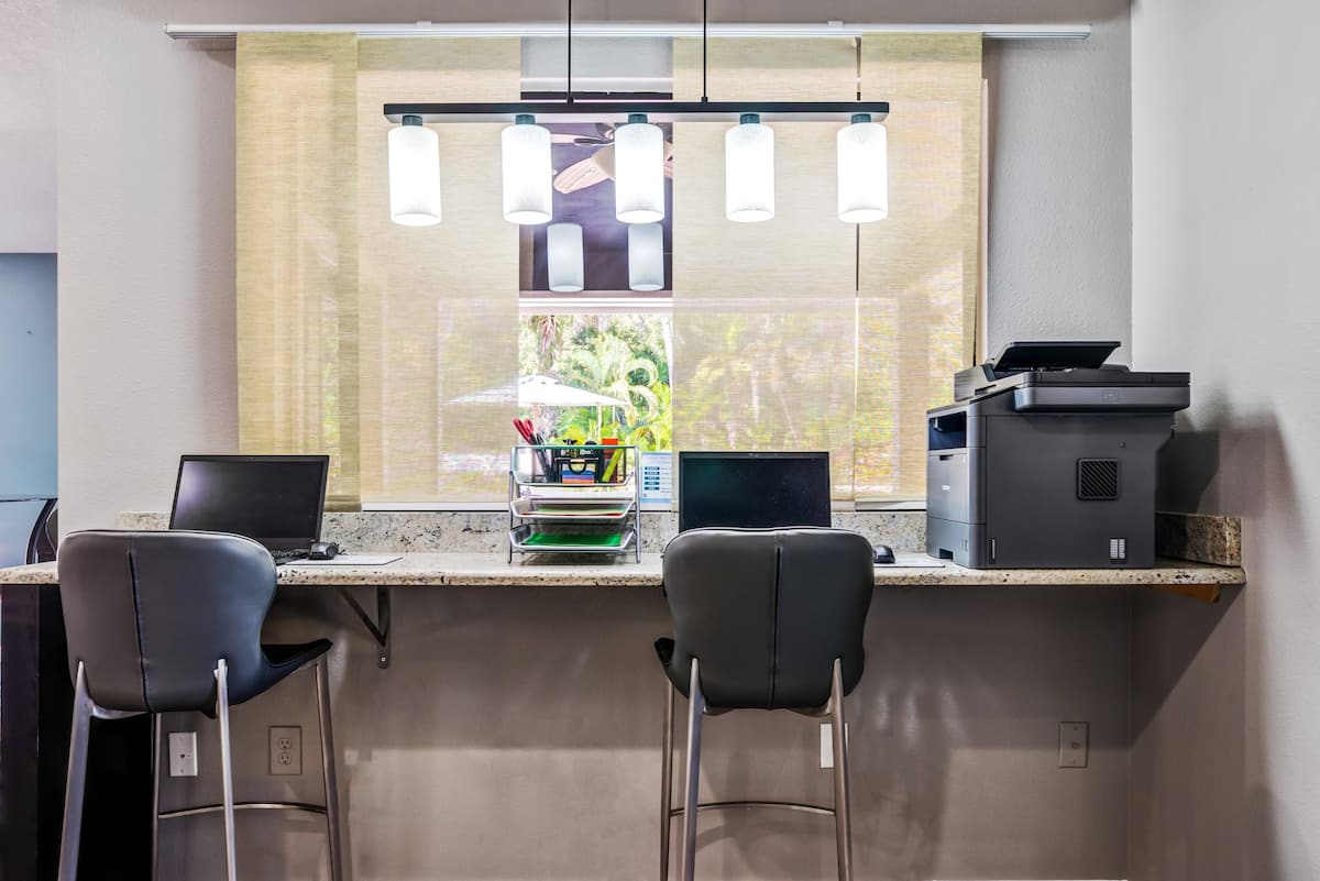 RGVtYW5kUGljdHVyZToxOTc2MzUxOTQ3