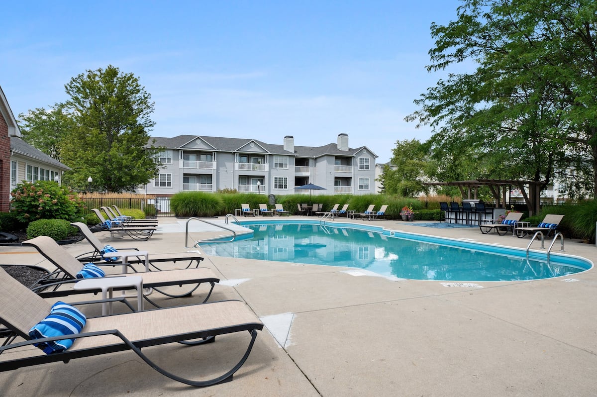 Exterior of Avalon Oaks, an Airbnb-friendly apartment in Columbus, OH