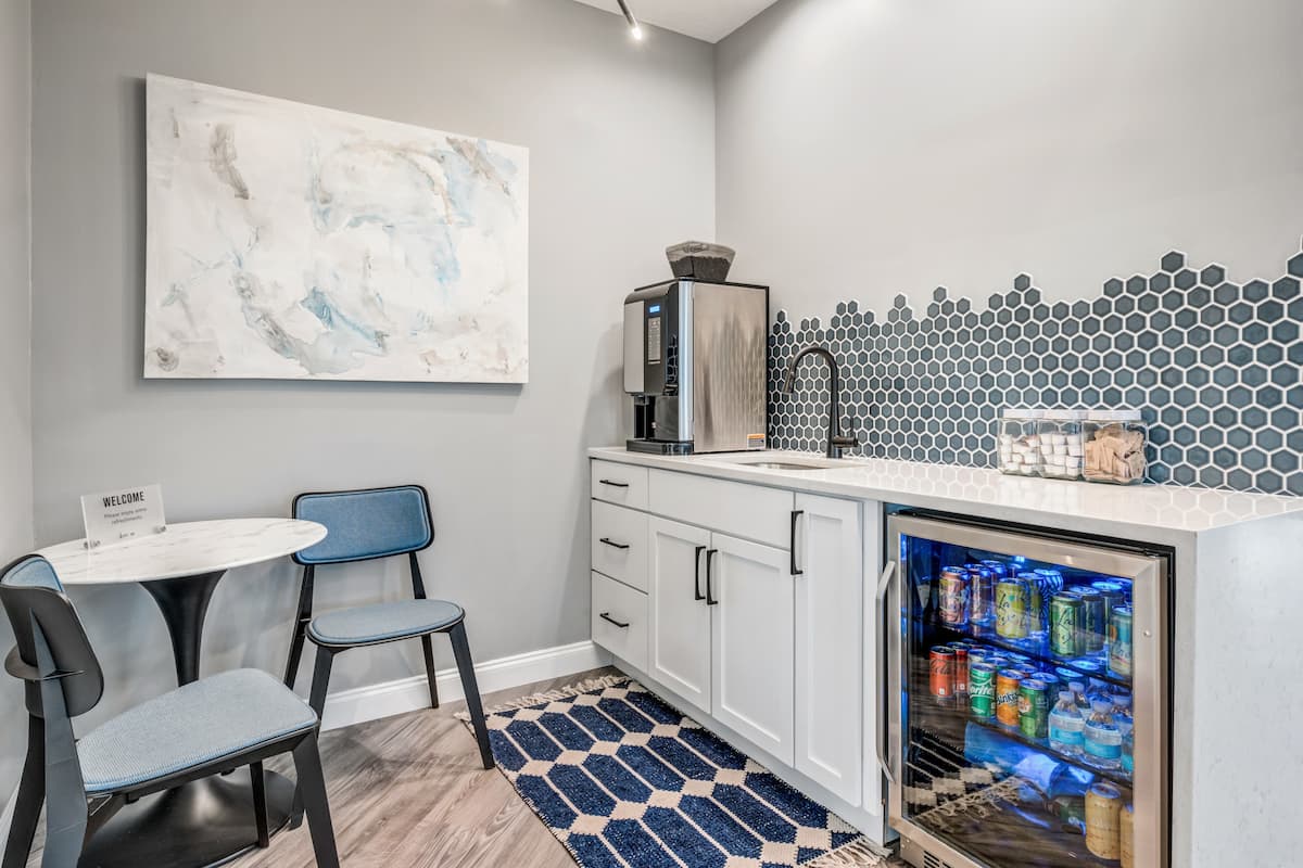 RGVtYW5kUGljdHVyZToxOTc2MzUyNjk5