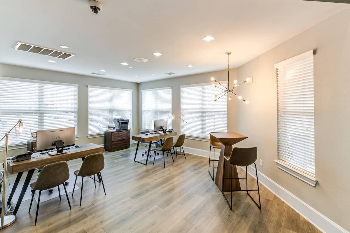 RGVtYW5kUGljdHVyZToxOTc2MzUyNjY3