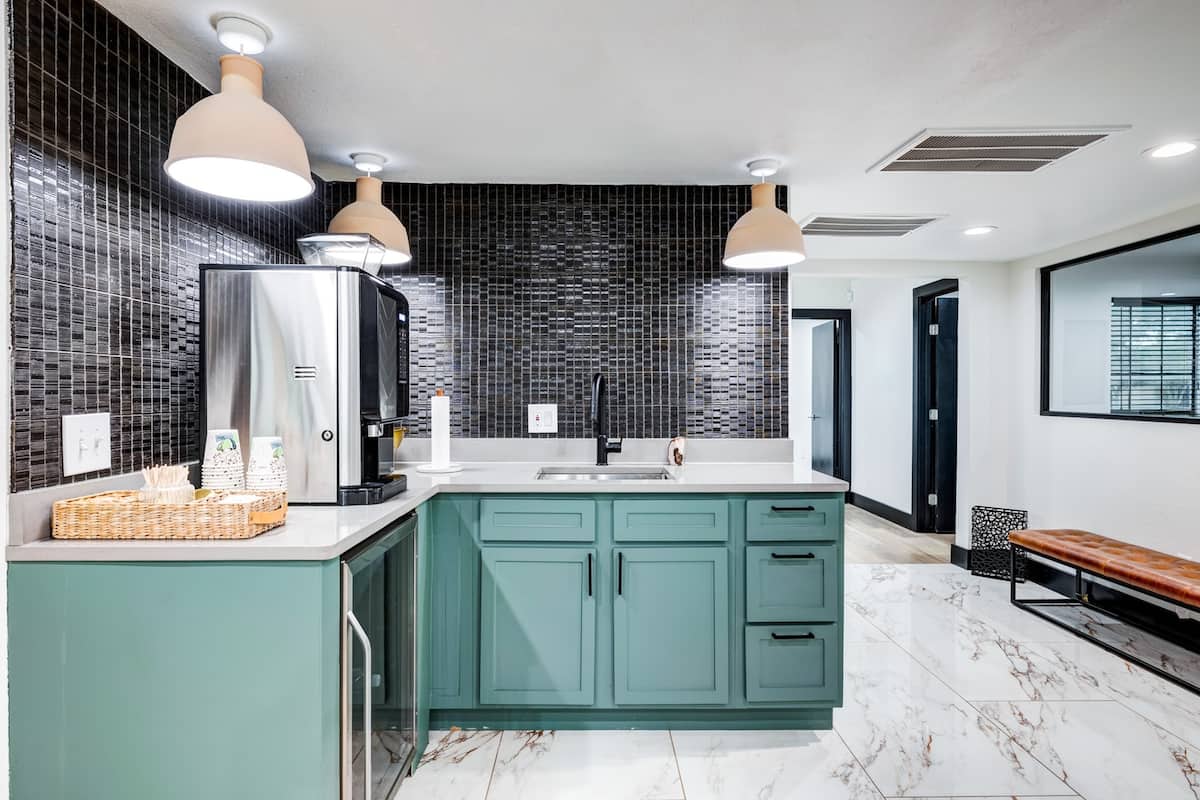 RGVtYW5kUGljdHVyZToyMjg1NzM3NDIx