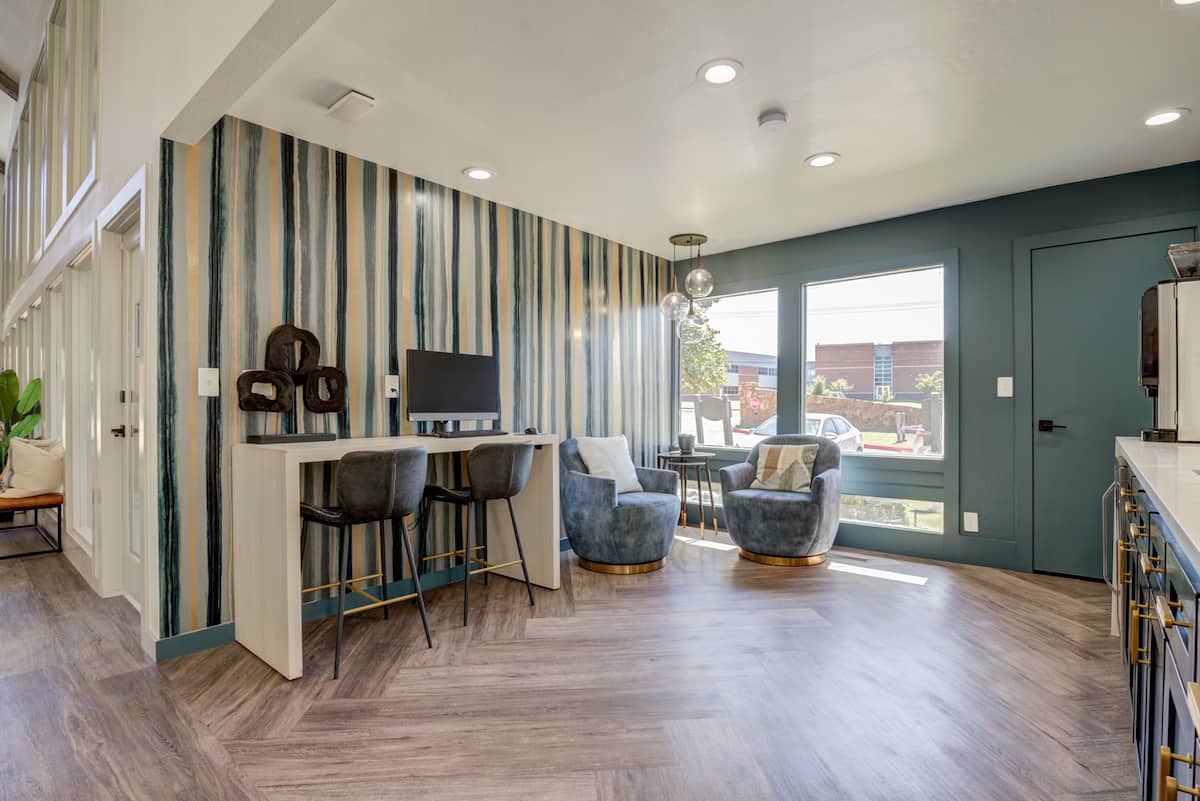 RGVtYW5kUGljdHVyZToxOTc2MzUzNjE4