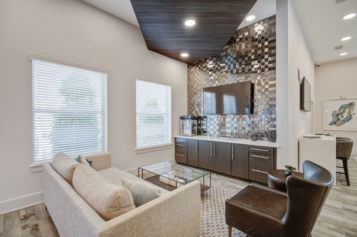 RGVtYW5kUGljdHVyZToxOTc2MzUyMjQz