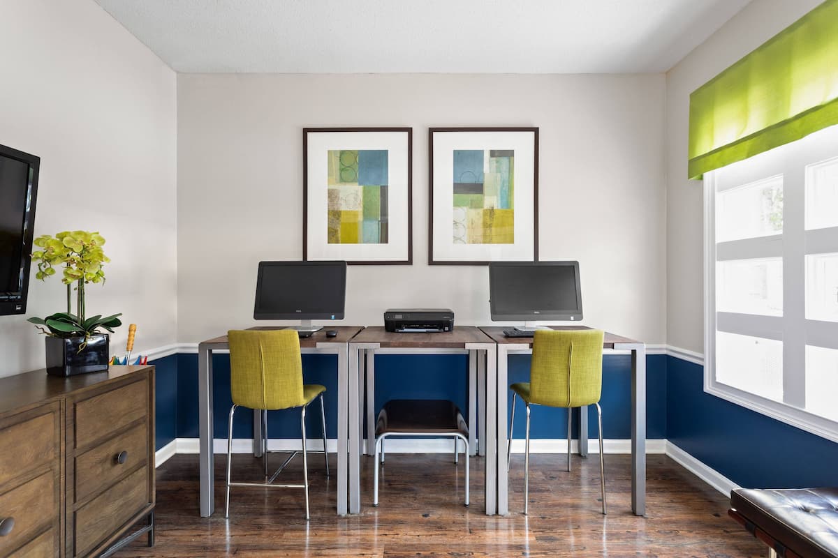 RGVtYW5kUGljdHVyZToxOTc2MzUyMTcw