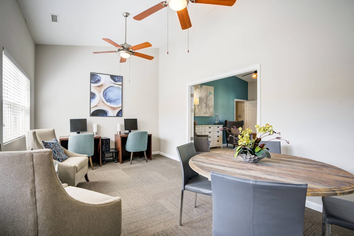 RGVtYW5kUGljdHVyZToxOTc2MzUxNjgz