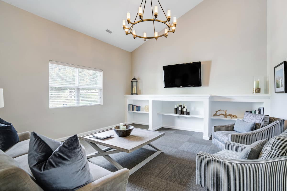 RGVtYW5kUGljdHVyZToxOTc2MzUxNjgy