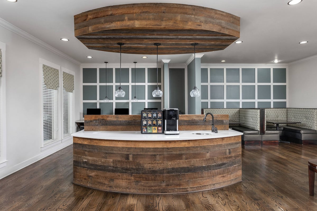 RGVtYW5kUGljdHVyZToxOTc2MzUzODA3