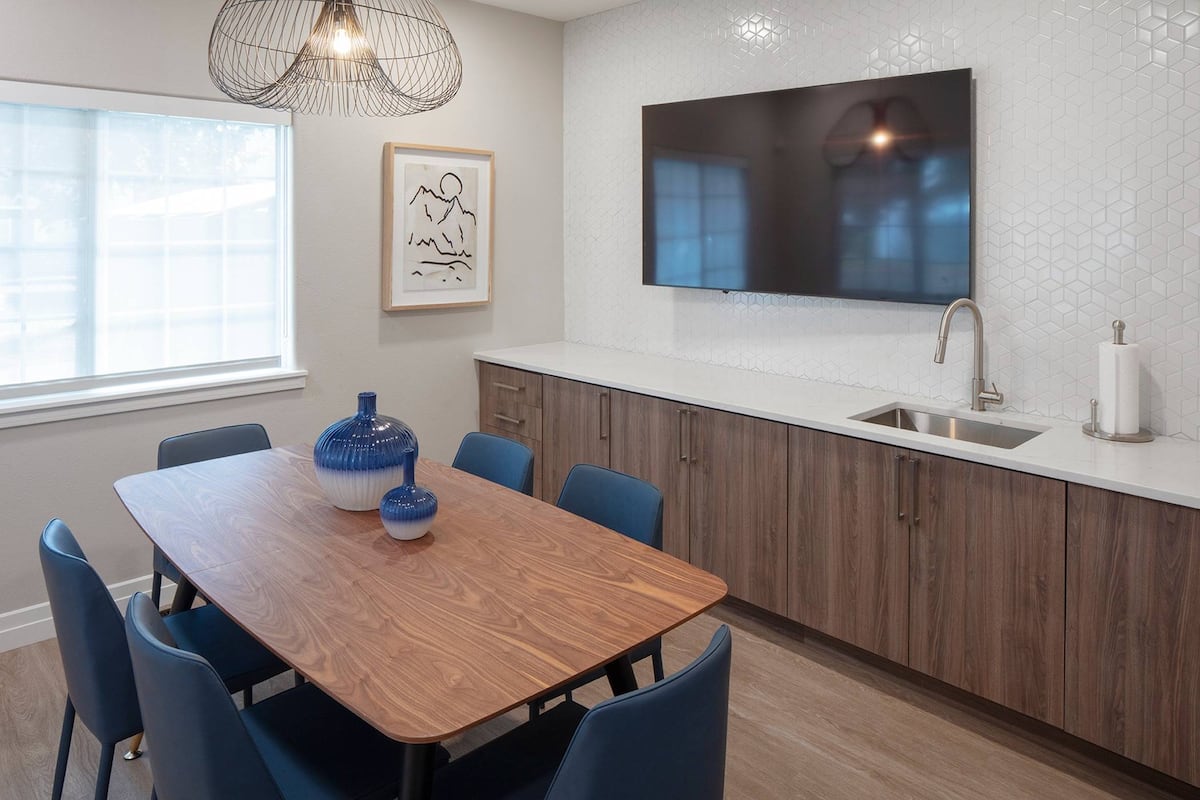 RGVtYW5kUGljdHVyZToxOTQzMjA3OTcw