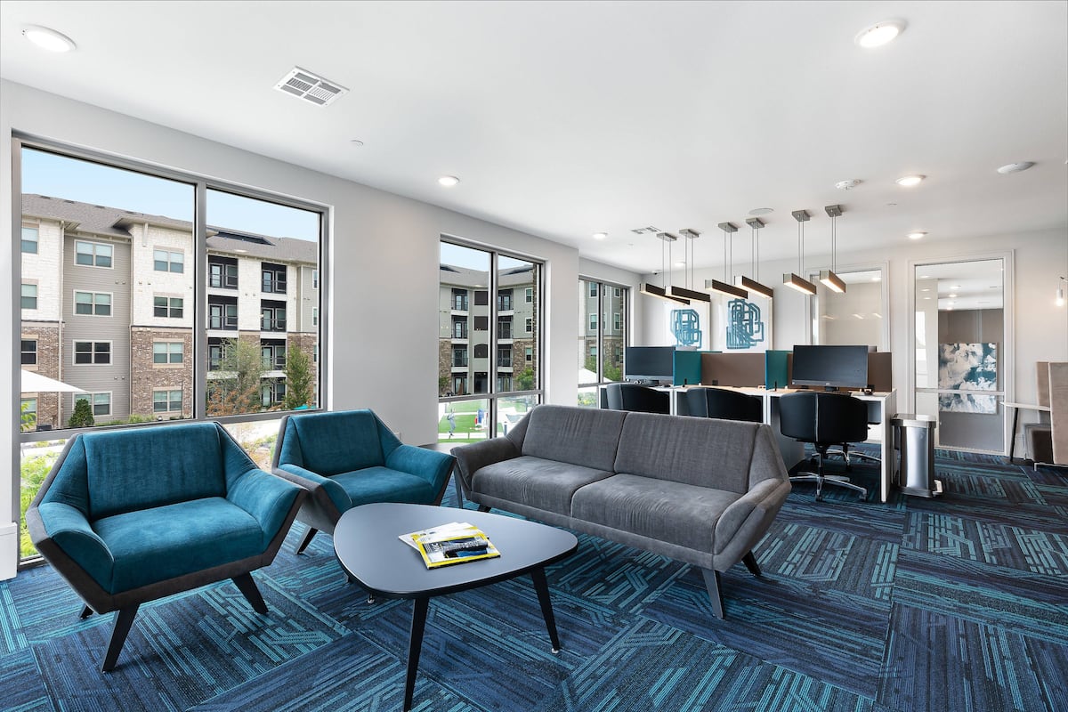 RGVtYW5kUGljdHVyZToxOTc2MzUxNDI3