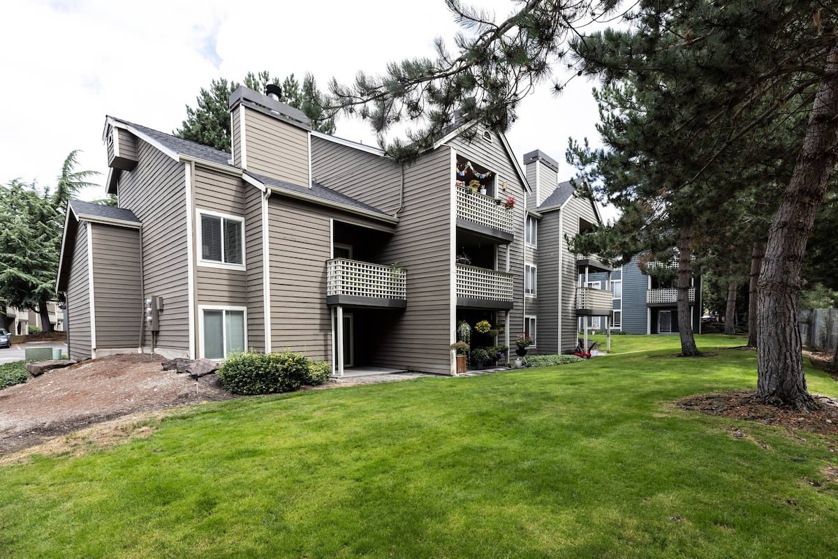 Exterior of Avana Hamptons, an Airbnb-friendly apartment in Puyallup, WA