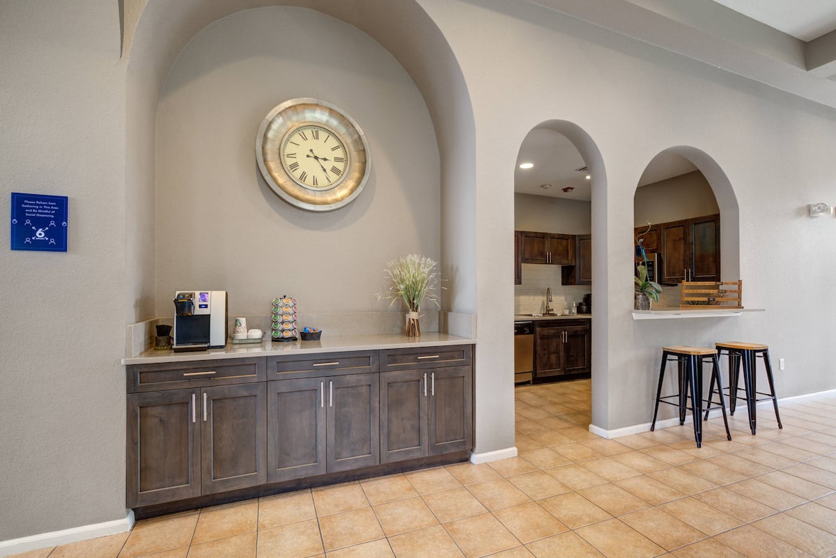 RGVtYW5kUGljdHVyZToxOTc2MzUxNzE1