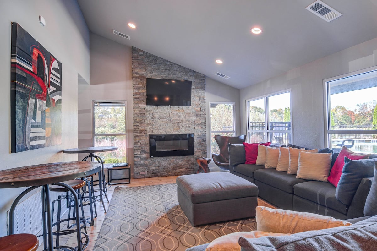 RGVtYW5kUGljdHVyZToxOTc2MzUyMDU2