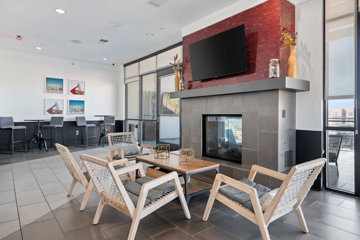 RGVtYW5kUGljdHVyZToxOTc2MzUxODU0