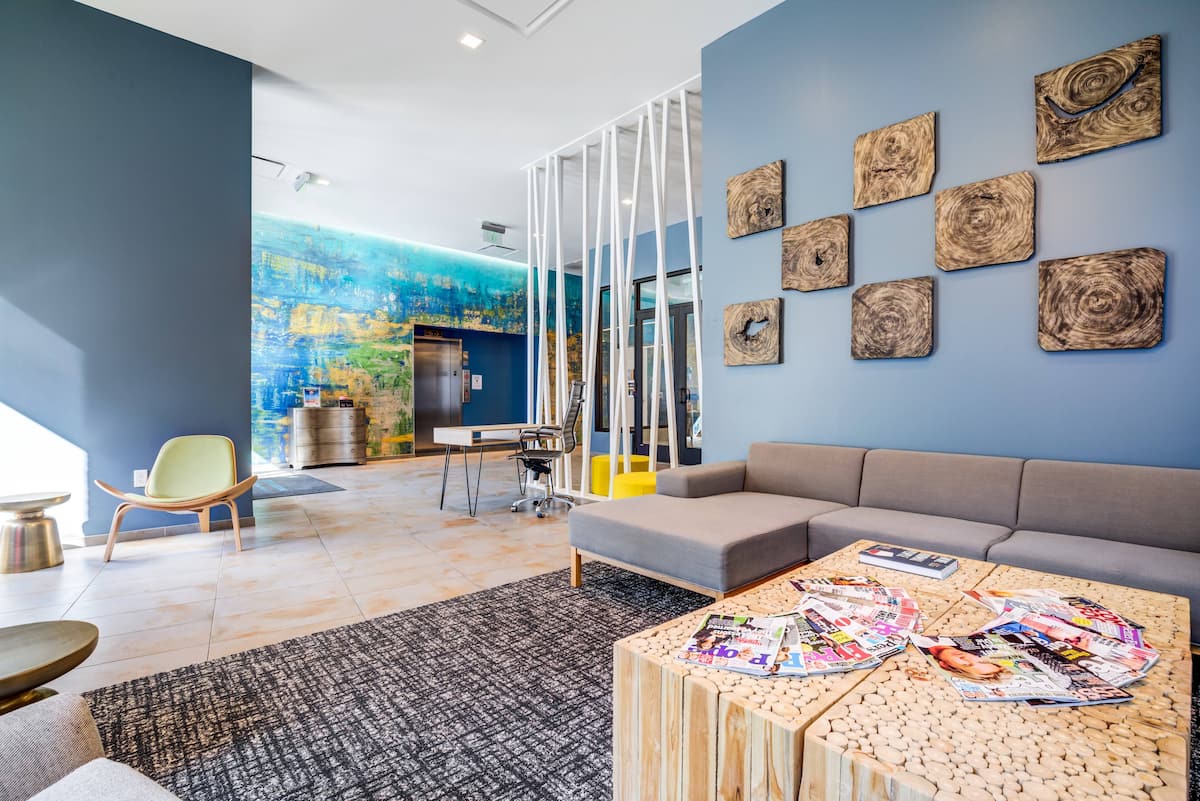 RGVtYW5kUGljdHVyZToxOTc2MzUyMjQ2